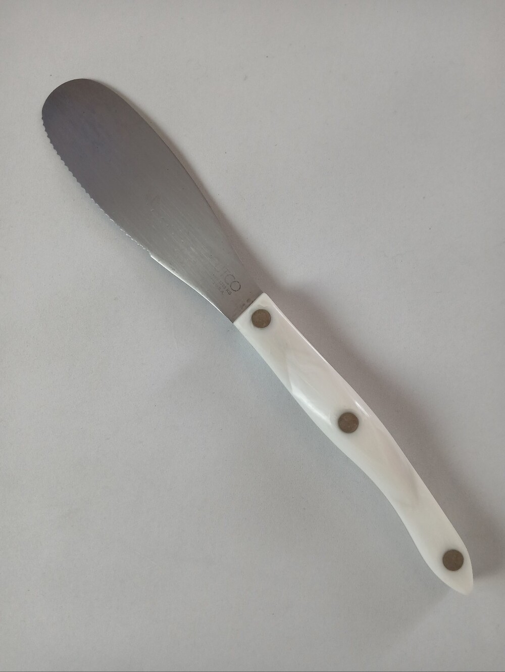 Cutco 1768 KG Spatula Spreader With White Pearl Colored Handle